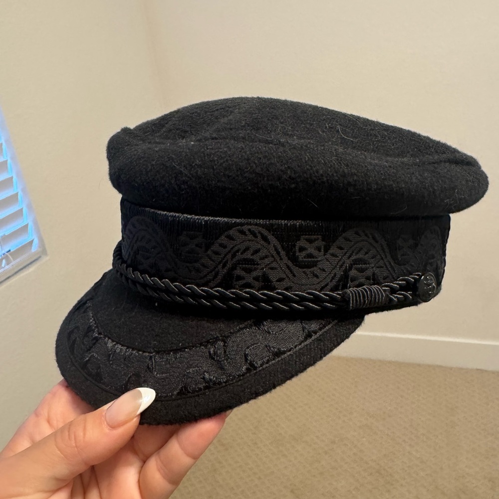 Lack of color black hat size M